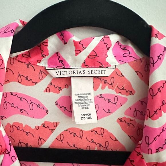 Satin Victoria's Secret Dream Angels lips print red pink sleep-shirt size small - Picture 3 of 5